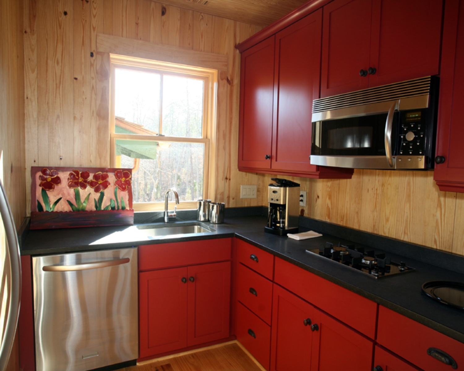 Квадратный метр кухонного гарнитура. Кухня в деревянном доме. Кухня в маленьком деревянном доме. Угловая кухня в деревянном доме. Малогабаритные кухни с окном.
